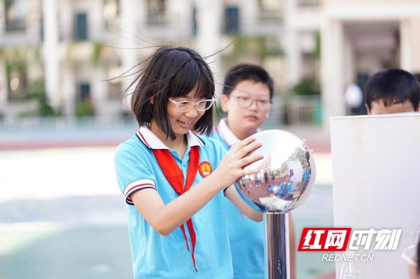 科技魅力传遍校园 神秘神奇吸引孩子们探索科学奥秘